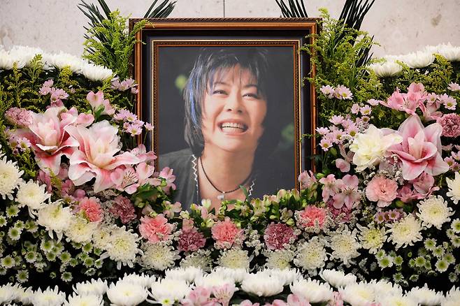 21일 가수 옥희의 빈소가 마련된 서울 송파구 서울아산병원 장례식장에 환하게 웃고 있는 고인의 영정이 놓여 있다. 사진공동취재단