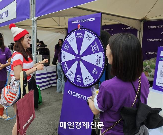 월리를 찾아라 런 in 서울이 21일 오전 서울 여의도 일대에서 진행됐다. 한 참가자가 CJ온스타일 부스에서 이벤트에 참가하고 있다. 김지한 기자