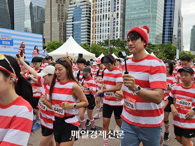 월리를 찾아라 런 in 서울이 21일 오전 서울 여의도 일대에서 진행됐다. 전 배구 선수 김요한 씨(오른쪽)와 방송인 송해나 씨가 월리런에 참가해 달리고 있다. 김지한 기자