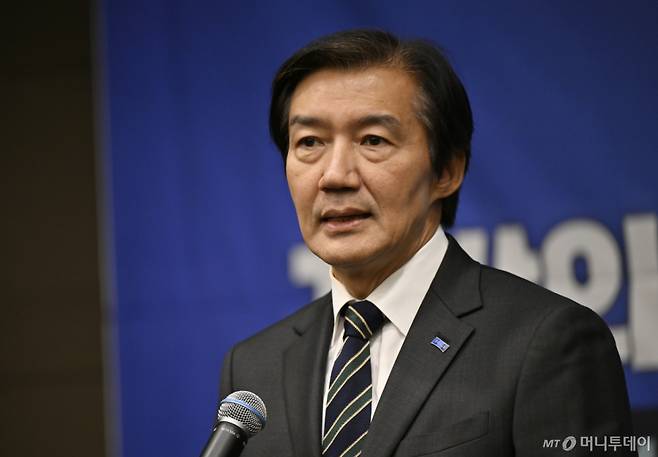 [광주=뉴시스] 박기웅 기자 = 조국 전 조국혁신당 대표가 17일 오후 광주 서구 치평동 브리브 광주 바이 롯데호텔 연회장에서 열린 6·3 지방선거 당선인 워크숍에서 발언을 하고 있다. 2026.06.17.  /사진=