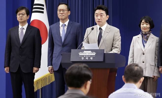 [서울=뉴시스] 최동준 기자 = 강훈식 비서실장이 21일 청와대에서 인사 관련 브리핑을 하고 있다.  왼쪽부터 신임 홍보소통수석 성기홍 전 연합뉴스 대표이사 사장, 민정수석 한찬식 전 서울동부지검장, 강 비서실장, 사회수석 김경자 우석대 객원교수. 2026.06.21. photocdj@newsis.com /사진=최동준