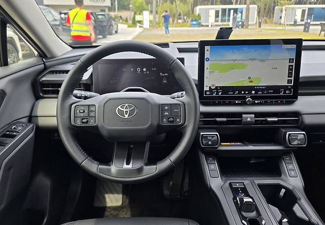 토요타의 스포츠유틸리티차량(SUV) ‘올 뉴 RAV4 HEV 리미티드’의 스티어링휠과 센터 디스플레이. 권제인 기자