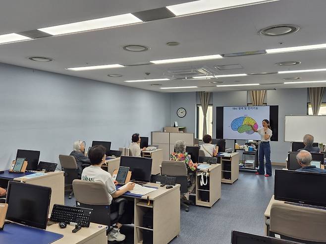 지난 12일 경기 용인시 기흥구에 있는 삼성노블카운티에서 열린 ‘브레인 피트니스 센터’ 교육에서 입주민들이 뇌 건강 수업을 듣고 있다. [박성준 기자]