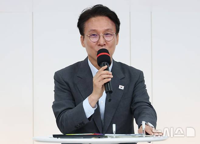 [서울=뉴시스] 김선웅 기자 = 김민석 국무총리가 21일 서울 송파구 한국체육대학교 개선관에서 열린 선거관리위원회(선관위) 개혁 관련 시민 토론회에서 발언을 하고 있다. (공동취재) 2026.06.21. photo@newsis.com