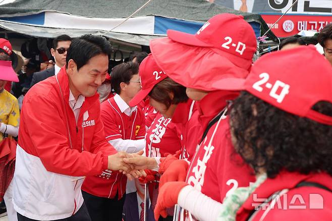[청양=뉴시스] 고승민 기자 = 장동혁 국민의힘 상임선거대책위원장이 2일 충남 청양 청양축협 앞에서 유세를 하기 전 선거운동원과 인사를 하고 있다. 2026.06.02. kkssmm99@newsis.com