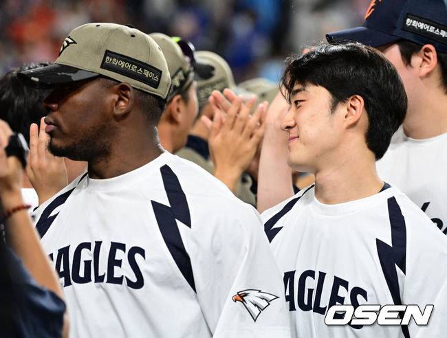 [OSEN=대전, 지형준 기자] 프로야구 한화 이글스가 드디어 6연패의 늪에서 벗어났다.&nbsp;한화는 20일 대전한화생명볼파크에서 열린 삼성 라이온즈와의 홈경기에서 막강 화력을 앞세워 10-4 승리를 거뒀다. 김경문 감독은 KBO 역대 4번째 2000경기 출장 기록을 세웠다. 외국인 타자 요나단 페라자는 817일 만에 1경기 멀티 홈런을 쏘아 올렸다. 반면 삼성은 연승 행진을 '5'에서 마감했다.&nbsp;경기를 마치고 한화 장유호가 승리를 기뻐하고 있다. 2026.06.20&nbsp;/ jpnews@osen.co.kr