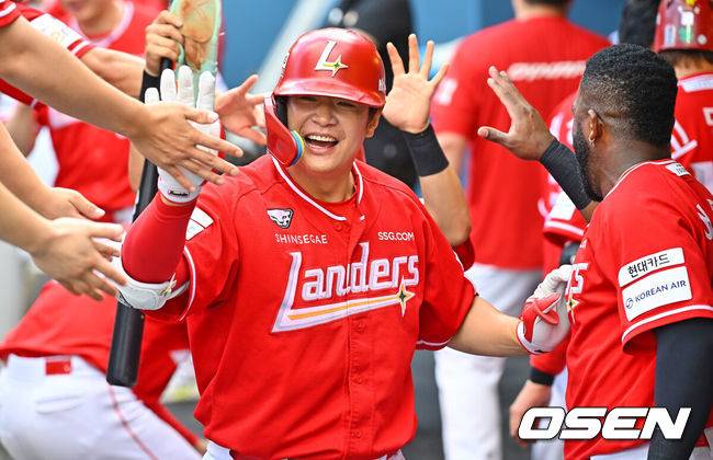 [OSEN=창원, 이석우 기자] 20일 창원NC파크에서 2026 신한 SOL KBO 리그 NC 다이노스와 SSG 랜더스의 경기가 열렸다. 홈팀 NC는 김준원이, 방문팀 SSG 랜더스는 해치가 선발 출전했다. SSG 랜더스 김재환이 1회초 2사 3루 중월 2점 홈런을 치고 하이파이브를 하고 있다. 2026.06.20 / foto0307@osen.co.kr
