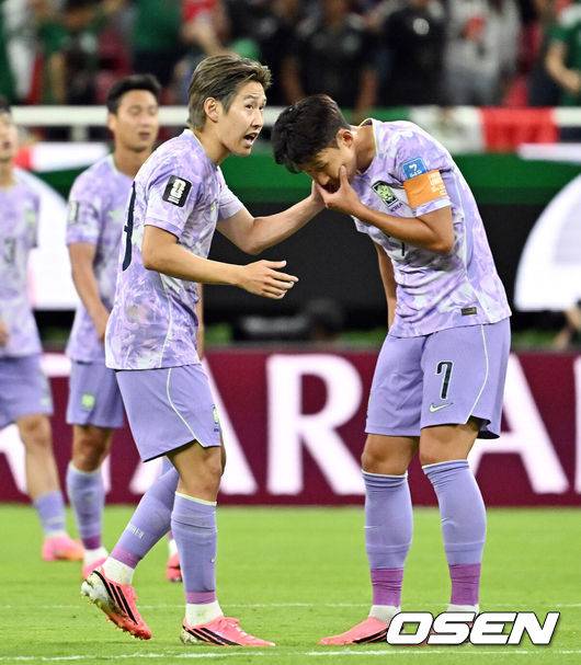 [OSEN=과달라하라(멕시코), 이대선 기자] 홍명보 감독이 이끄는 대한민국 축구대표팀은 19일 오전 10시(이하 한국시간) 멕시코 과달라하라의 에스타디오 과달라하라에서 열린 2026 국제축구연맹(FIFA) 북중미 월드컵 조별리그 A조 2차전에서 멕시코에 0-1로 패했다.이로써 한국은 1승 1패, 승점 3으로 멕시코(승점 6)에 이어 조 2위가 됐다. 체코와 남아프리카공화국이 나란히 승점 1에 머물러 있는 만큼 한국은 남아공과 최종전에서 무승부만 거둬도 조 2위를 확보할 수 있다.후반 대한민국 이강인, 손흥민이 이야기를 나누고 있다. 2026.06.19 /sunday@osen.co.kr