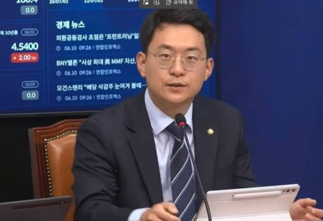 ▲박지원 의원은 19일 페이스북에 올린 글에서 "아침에 보니 세비로 급여 9,363,750원이 입금되었다"며 "10년여 만에 다시 세금으로 생활을 하게 되니 감회가 새롭다. 첫 월급 받을 때의 열정을 다시 살려보겠다"고 다짐했다. ⓒ박지원 의원 페이스북
