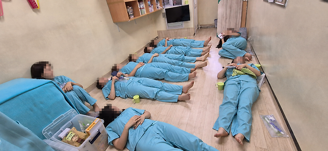 법무부는 지난 17일 충청북도 청주시 청주여자교도소에서 제3차 교정시설 현장 진단을 실시했다. 사진은 이날 실시된 교정시설 현장 진단에서 수용복을 착용한 법조기자단이 수용자의 하루 일과를 직접 체험하는 모습. 사진제공=법무부