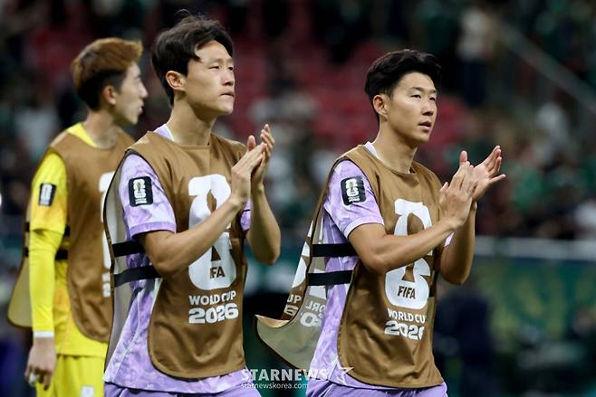 2026 북중미월드컵 A조 예선 대한민국 대 멕시코 경기가 19일(한국 시간) 멕시코 과달라하라 에스타디오 아크론에서 열렸다.손흥민과 이재성이 경기를 마무리하고 있다. /사진=김진경 대기자