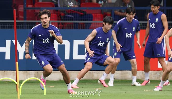 대한민국 축구 국가대표팀이 2026 북중미월드컵을 앞두고 7일 멕시코 과달라하라 치바스 베르데바예에서 훈련을 진행했다. 옌스를 비롯한 선수들이 훈련을 하고 있다. /사진=김진경 대기자