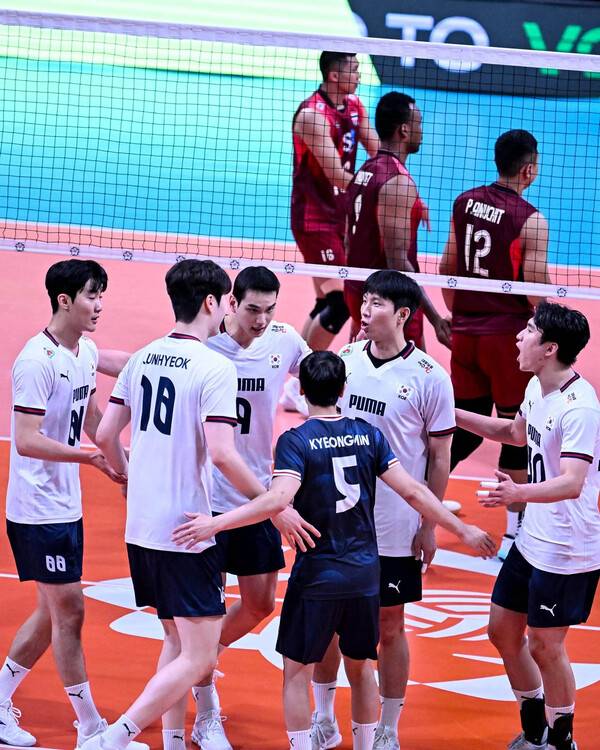 [칼럼] 한국 남자배구, 올림픽을 향한 세대교체 프로젝트에 울린 경고음...세계랭킹 61위 태국에 2-3 패...사진은 한국남자대표팀 선수들 모습.(사진출처=AVC SNS 캡쳐)