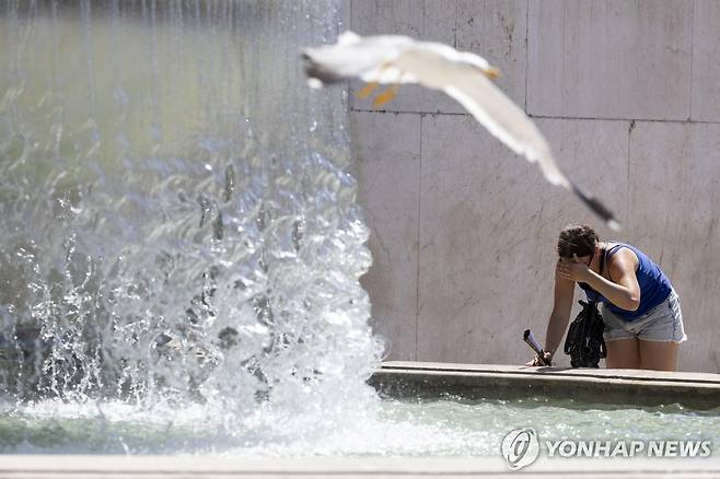 로마 분수대에서 더위 식히는 사람 [EPA=연합뉴스 자료사진. 재판매 및 DB 금지]
