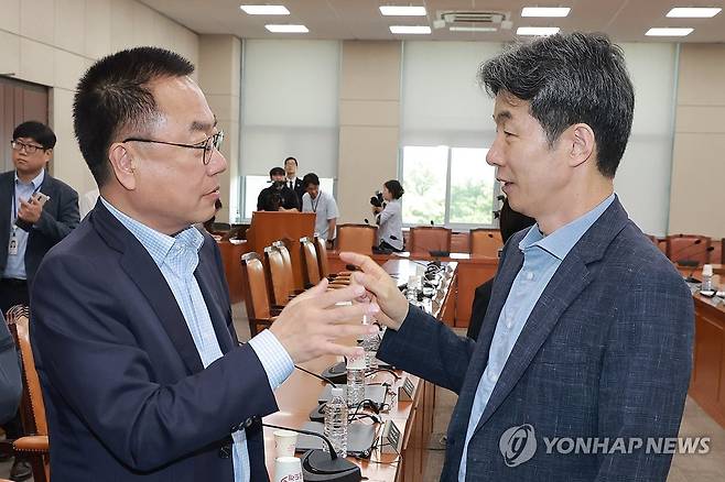 대화하는 선관위 국조특위 여야 간사 (서울=연합뉴스) 신현우 기자 = 18일 국회에서 열린 제9회 전국동시지방선거 투표용지 부족 사태 등 국민 참정권 침해 진상규명 및 선거관리 개혁을 위한 국정조사 특별위원회 제1차 전체회의를 마치고 여당 간사인 더불어민주당 윤건영 의원과 야당 간사인 국민의힘 서범수 의원이 대화하고 있다. 2026.6.18 nowwego@yna.co.kr