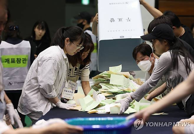 6·3지방선거 개표작업 (서울=연합뉴스) 이지은 기자 = 6·3지방선거일인 3일 서울 관악구 서울대학교 체육관에 마련된 개표소에서 개표사무원들이 사전투표함을 개함하고 있다. 2026.6.3 jieunlee@yna.co.kr