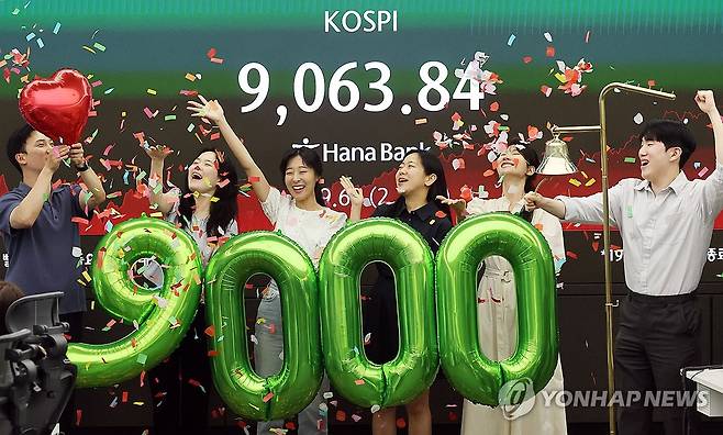 코스피, 사상 첫 9,000 돌파…자본시장 역사 새로 썼다 (서울=연합뉴스) 한종찬 기자 = 18일 서울 중구 하나은행 본점 딜링룸에서 직원들이 코스피 9000 돌파 축하 세리머니를 하고 있다. 이날 코스피는 199.60p(2.25%) 오른 9,063.84로 마감했다. 2026.6.18 saba@yna.co.kr