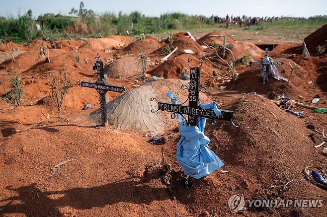 지난 13일 콩고민주공화국 냐무롱고 공동묘지 전경. 이곳에는 에볼라로 숨진 사람들이 다수 매장돼 있다. [AFP 연합뉴스 자료사진. 재판매 및 DB 금지]