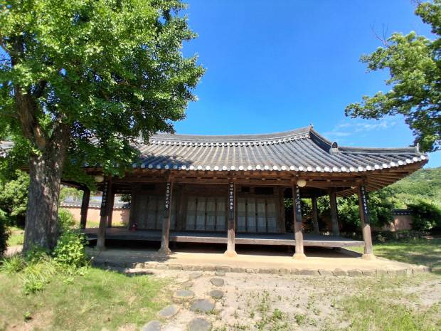 나주시 다도면 풍산리 도래마을에 소재한 양벽정은 당초 1587년 이곳으로부터 10여 리 떨어진 화포에 홍징이 창건한 누정이다. 현재의 양벽정은 후손 홍찬희 등이 현 위치에 중건 해 1948년 완공된 것이다.