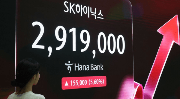 SK하이닉스 주가가 22일 장중 급등하며 삼성전자를 제치고 코스피 시가총액 1위에 올랐다. [출처=연합]