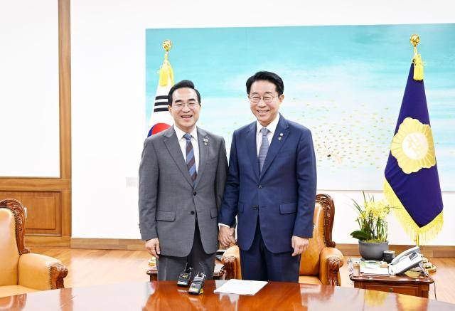 박홍근 기획예산처 장관(왼쪽)이 22일 오후 서울 영등포구 국회의사당에서 조정식 국회의장과 면담에 앞서 기념 촬영을 하고 있다. [사진=기획예산처]