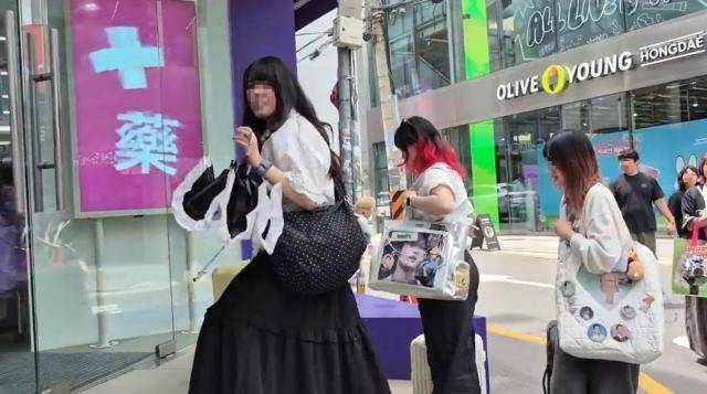 홍대 근처 한 대형약국에 외국인들이 캐리어를 끌고 들어가고 있다.[사진=박보람 기자]