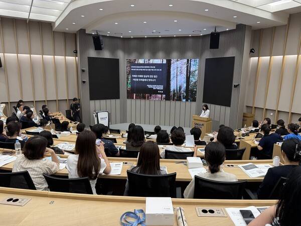 서울대학교병원 어린이병원 제일제당홀에서 열린 '치매 환자 통합 관리를 위한 임상·돌봄·약물 교육 프로그램'. 이날 교육에서는 치매 진단 이후 행동심리증상 대응과 돌봄, 약물 관리 방안 등이 다뤄졌다. / 디멘시아뉴스
