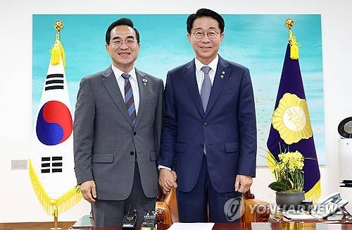 조정식 국회의장(오른쪽)·박홍근 기획예산처 장관[출처 : 연합뉴스 자료사진]