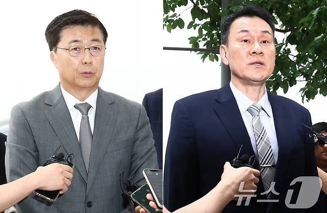 홍장원 전 국가정보원 1차장(왼쪽)과 김명수 전 합동참모본부 의장이 22일 각각 피의자 조사를 받기 위해 경기 과천 2차 종합특검 사무실로 출석하며 취재진 질의에 답변하고 있다. 2026.6.22 ⓒ 뉴스1 김민지 기자