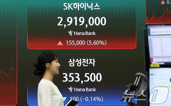 SK하이닉스가 삼성전자를 제치고 코스피 시가총액 1위로 장을 마친 22일 오후 서울 중구 하나은행 딜링룸에 SK하이닉스 및 삼성전자 시세가 표시되어 있다. 2026.6.22 ⓒ 뉴스1 최지환 기자