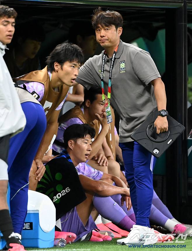 19일(한국시각) 멕시코 과달라하라 사포판의 에스타디오 과달라하라에서 열린 2026 북중미월드컵 대한민국과 멕시코의 경기. 손흥민과 조규성이 벤치에서 경기를 지켜보고 있다. 사포판(멕시코)=허상욱 기자wook@sportschosun.com/2026.06.19/