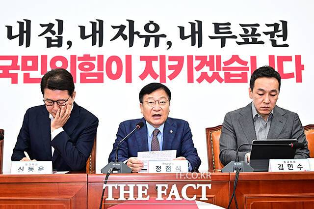 신동욱 국민의힘 최고위원(왼쪽)이 22일 이화영 전 경기도 평화부지사의 '연어 술파티' 위증 혐의 1심 유죄 선고와 관련해 "더불어민주당의 철저한 반성과 대국민 사과가 이뤄져야 한다"고 주장했다./ 배정한 기자