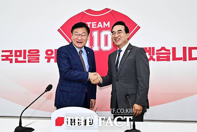정점식 국민의힘 원내대표(왼쪽)가 22일 오후 서울 여의도 국회에서 박홍근 기획예산처 장관을 접견하며 기념사진 촬영을 하고 있다. /국회=배정한 기자