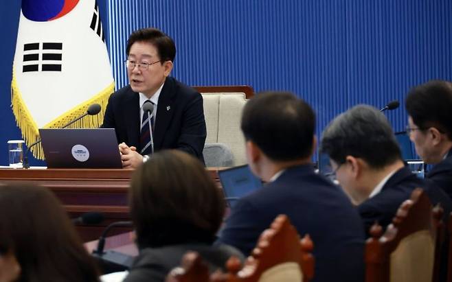 이재명 대통령이 19일 청와대에서 열린 수석보좌관회의에서 발언하고 있다. 연합뉴스