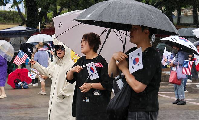 지난 20일 오전 서울 송파구 올림픽공원 핸드볼경기장 앞에서 시민들이 6.3 지방선거 재선거를 주장하고 있다. /박성원 기자