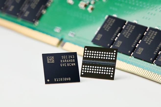 삼성전자의 12나노급 16Gb(기가비트) DDR5 D램./삼성전자 제공