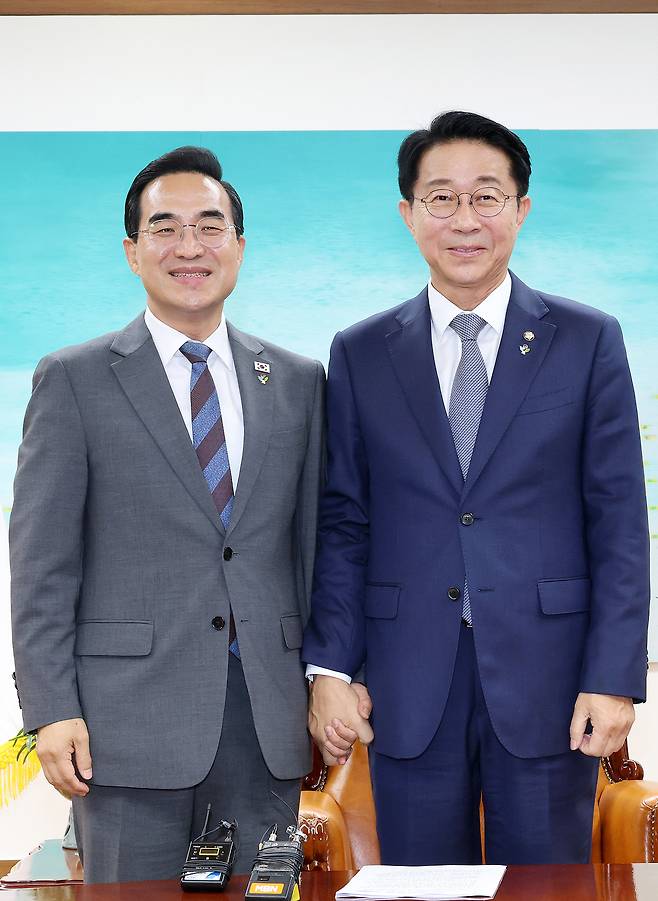 조정식 국회의장이 22일 국회의장실을 찾은 박홍근 기획예산처 장관과 기념 촬영하고 있다. 연합뉴스