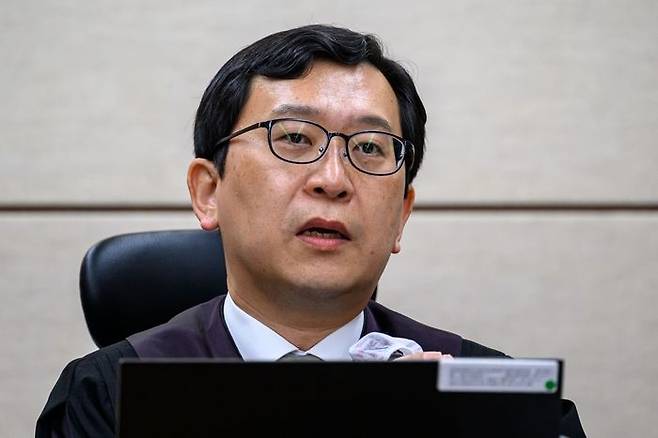 이진관 부장판사가 30일 서울 서초구 서울중앙지법에서 열린 한덕수 전 국무총리 내란 우두머리 방조 및 위증 등 혐의 사건 첫 재판을 심리하고 있다. 2025.09.30.ⓒ뉴시스