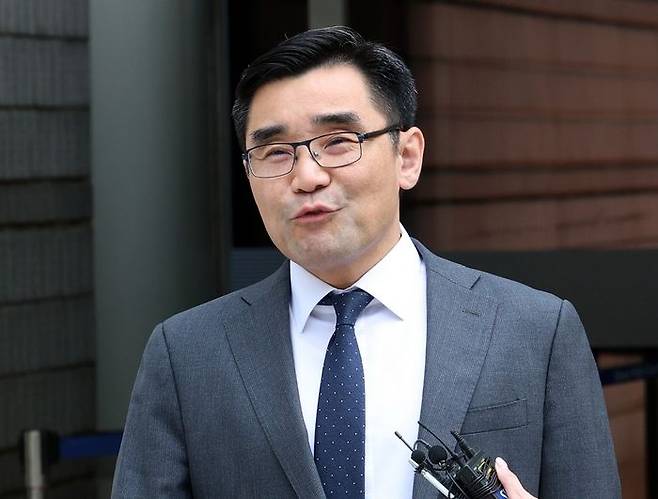 장우성 내란 특검팀 특검보가 22일 오후 서울 서초구 서울중앙지방법원에서 열린 박성재 전 법무부 장관의 내란 가담 혐의, 김건희 여사 수사 무마 관련 선고공판을 마친 후 입장을 전하고 있다. 박성재 전 장관은 이날 재판에서 징역 25년을 선고 받고 법정 구속됐다.ⓒ뉴시스