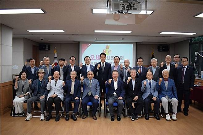 오세훈 서울시장(사진 가운데)이 지난 19일 서울 용산구 대한노인회 서울시연합회에서 면담 참석자들과 기념 촬영하고 있는 모습. ⓒ서울시