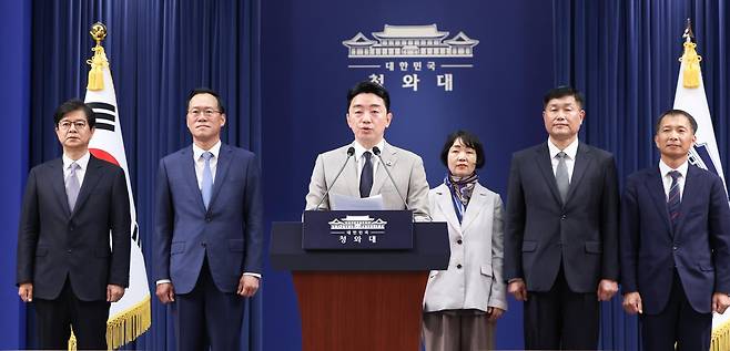 강훈식 대통령비서실장이 21일 청와대 춘추관에서 수석비서관급 인선 발표를 하고 있다. 이재명 대통령은 이날 홍보소통수석비서관에 성기홍 전 연합뉴스 대표이사, 민정수석비서관에 한찬식 김앤장법률사무소 변호사, 사회수석비서관에 김경자 우석대 교수를 임명했다. 국가안보실 제1차장과 3차장엔 강건작 미래국방전략위원회 위원과 송기호 안보실 경제안보비서관을 발탁했다. 왼쪽부터 성기홍 홍보소통수석비서관, 한찬식 민정수석비서관, 강 비서실장, 김경자 사회수석비서관, 강건작 국가안보실 제1차장, 송기호 국가안보실 제3차장. 2026.6.21 ⓒ 뉴스1