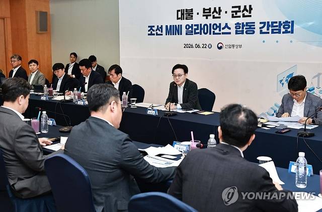 김정관 산업통상부 장관이 22일 호텔현대 바이 라한 목포 사파이어홀에서 열린 대불·부산·군산 조선 MINI 얼라이언스 간담회에서 발언하고 있다. [산업통상부 제공. 연합뉴스]
