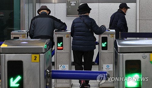 서울 지하철1호선 종로5가역 이용하는 승객들. [연합뉴스]