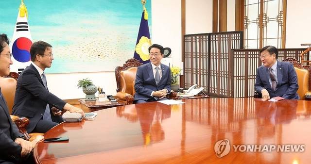 조정식 국회의장(가운데)이 22일 국회의장실에서 의장 주재 여야 원내대표 회동을 하고 있다. 왼쪽부터 한병도 더불어민주당 원내대표, 조 의장, 정점식 국민의힘 원내대표. 연합뉴스