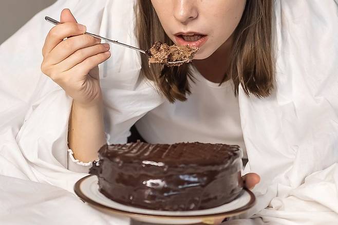 과식을 방지하기 위해서는 식단을 구성할 때 식후 포만감을 느끼게 하는 단백질과 소화를 늦추는 섬유질을 적절히 포함하는 것이 좋다.<BR> '심리적 허기'를 줄이기 위해 먹방을 차단하기 위한 '디지털 단식'을 병행하는 것도 좋은 방법이다.<BR> 사진: 셔터스톡