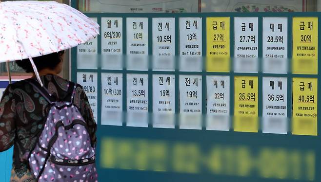 18일 서울 시내의 부동산 공인중개업소에 매물 정보가 표시돼 있다. 뉴시스