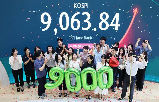 18일 서울 중구 하나은행 딜링룸에서 직원들이 '코스피 9,000 달성' 기념 세리머니를 하고 있다. 이날 코스피는 전장보다 199.60포인트(2.25%) 오른 9,063.84에 거래를 마쳤다. 강예진 기자
