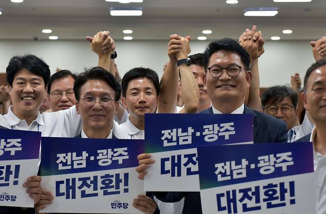 김민석 국무총리와 송영길 더불어민주당 의원이 16일 전남 보성 다비치콘도에서 열린 제9회 전국동시지방선거 전남광주통합특별시의원 당선인 워크숍에서 손피켓을 들고 기념촬영을 하고 있다. 보성=뉴스1