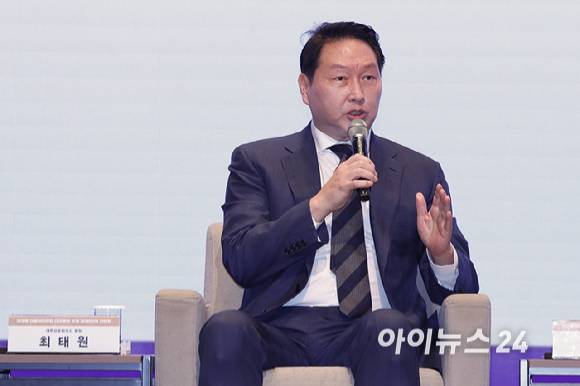 최태원 대한상공회의소 회장이 서울 중구 대한상공회의소에서 열린 이재명 더불어민주당 대선후보 초청 경제5단체 간담회에서 정책 제언을 하고 있다. [사진=국회사진취재단]