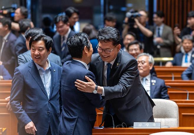 정청래 대표(오른쪽)와 송영길 의원이 행사장에서 인사를 나누고 있다. (정청래 대표 페이스북)